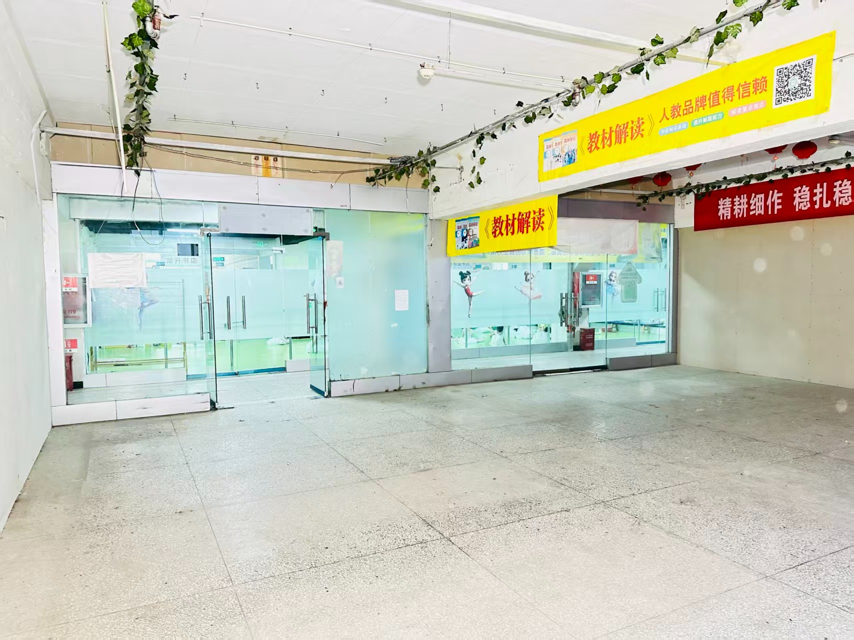 小石桥后街提供写字楼、商铺、展示空间、直播间等多种面积选择，满足企业办公、研发、展示、运营等多元需求。