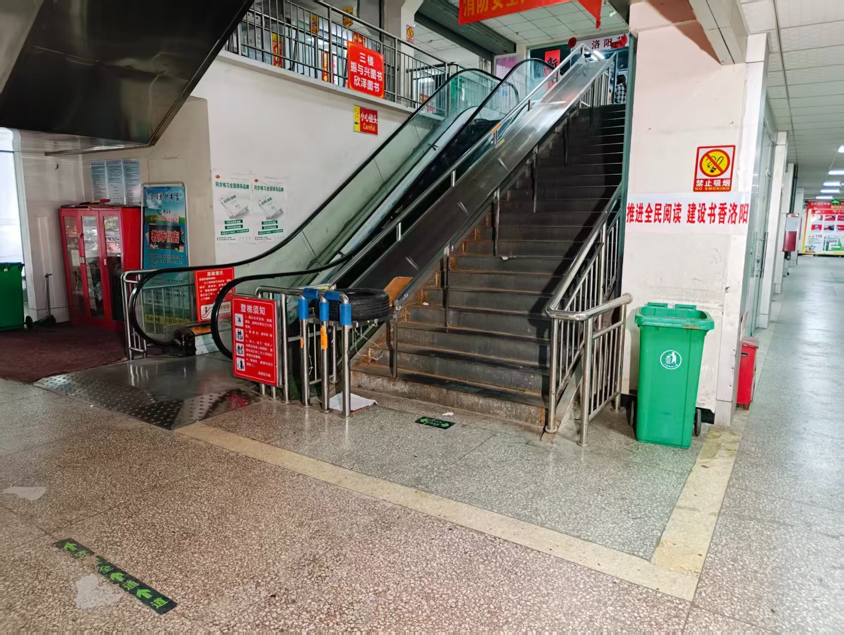 小石桥后街春都路副食文化园现面向社会招商，写字楼、商铺多种面积灵活出租，欢迎企业办公、商贸经营、电商直播、仓储展示、创业开店等项目入驻。_COPY