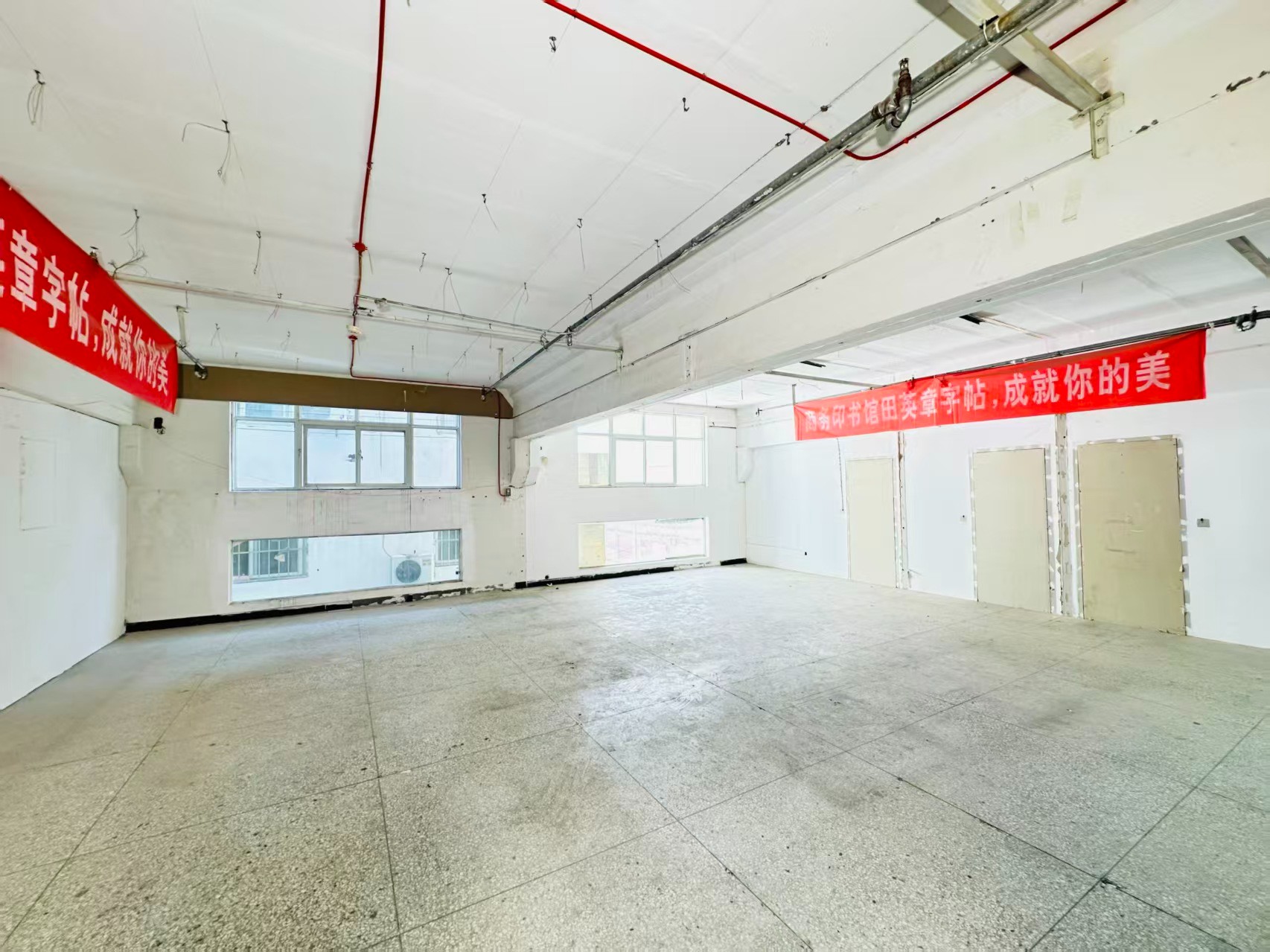 小石桥后街重点吸引人工智能应用、数字经济、电商直播、智能制造服务、软件开发、科技创新企业及创业团队入驻